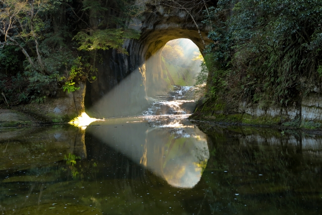 光がハート型に差し込む亀岩の洞窟