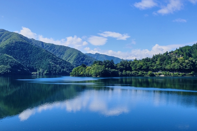 晴れの日の奥多摩湖