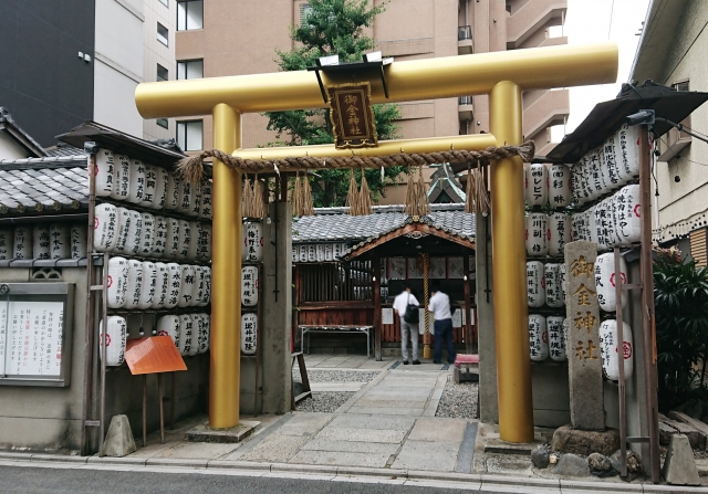 御金神社の金の鳥居