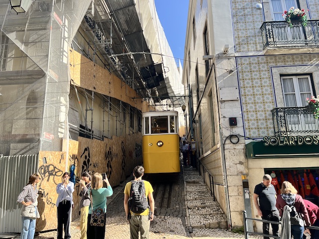 リスボンの急坂を上がるトラム