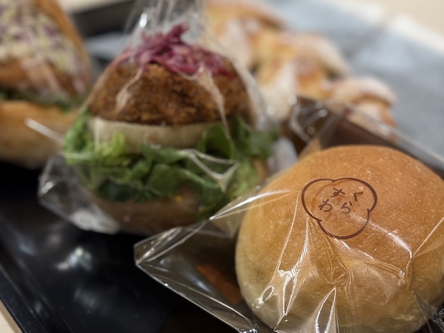 上諏訪にあるくらすわ本店のベーカリーで食べたクリームパン