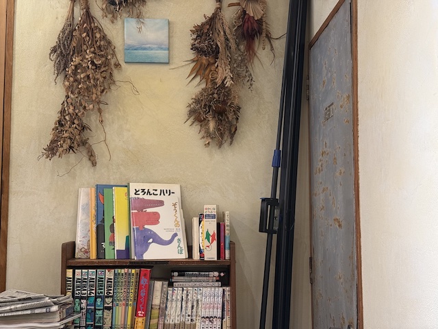 上諏訪のカフェ「AMBIRD」の店内