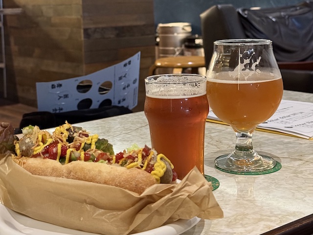 有頂天醸造のビールとホットドッグ