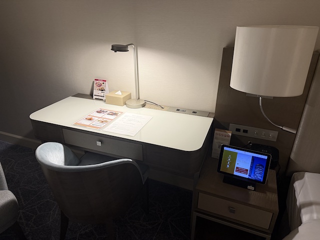 名古屋マリオットアソシアホテルの客室デスク